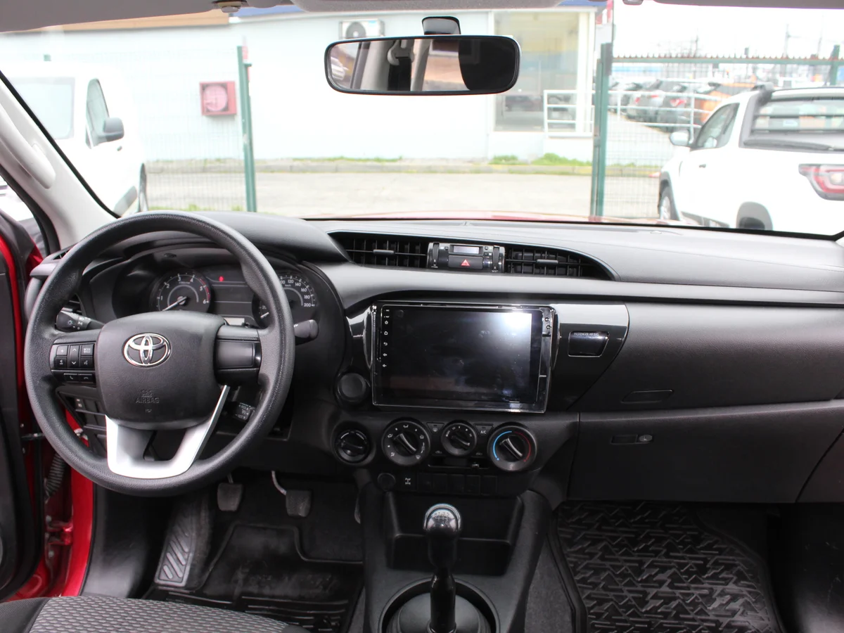 Toyota Hilux — foto 8 de 13