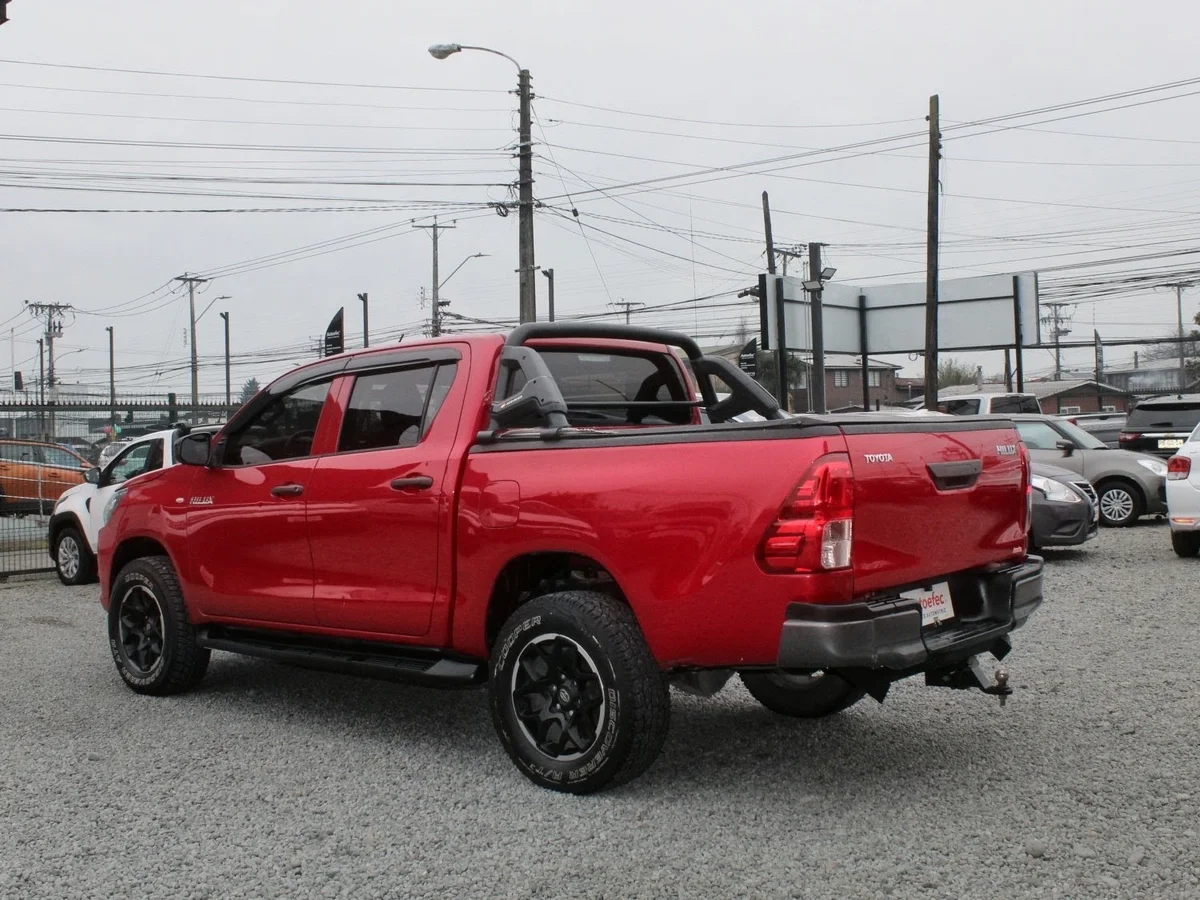 Toyota Hilux — foto 10 de 13