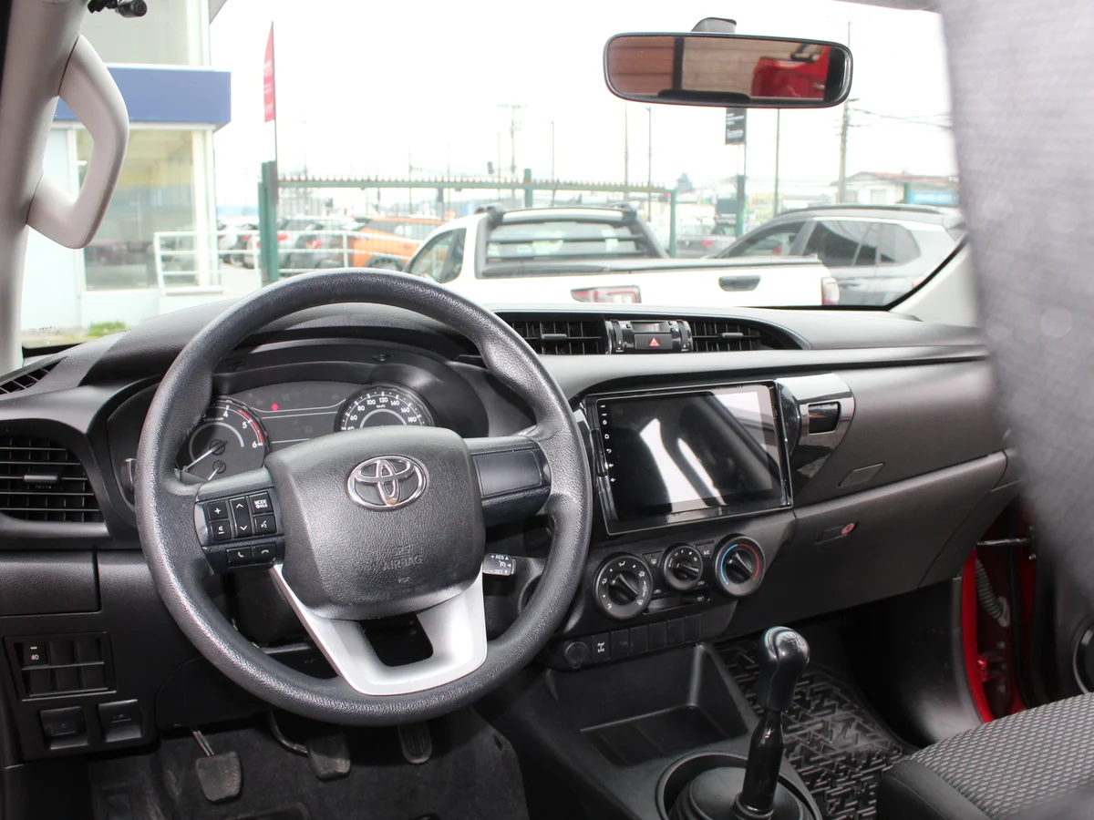 Toyota Hilux — foto 11 de 13