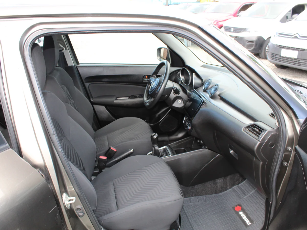 Suzuki Swift — foto 6 de 13