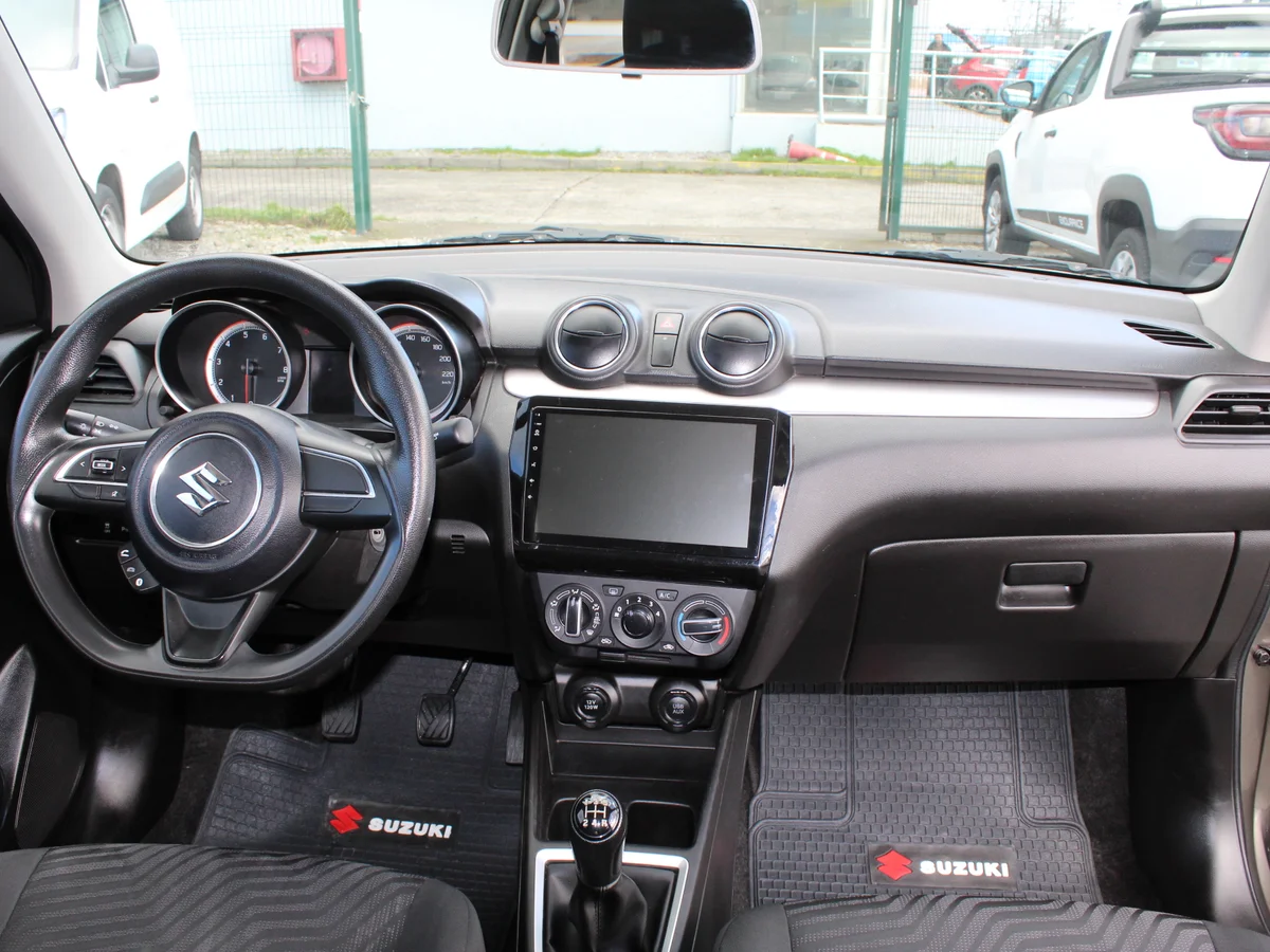 Suzuki Swift — foto 8 de 13