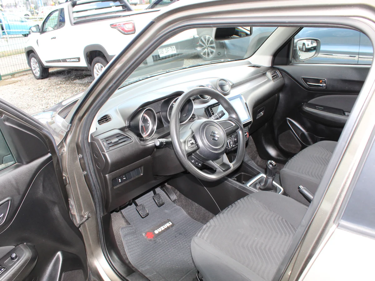 Suzuki Swift — foto 11 de 13