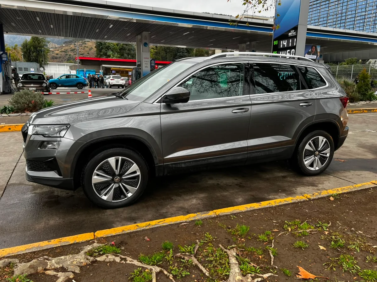 SKODA KAROQ 1.4L AT STYLE 4X2 AÑO 2023 - Miniatura 4