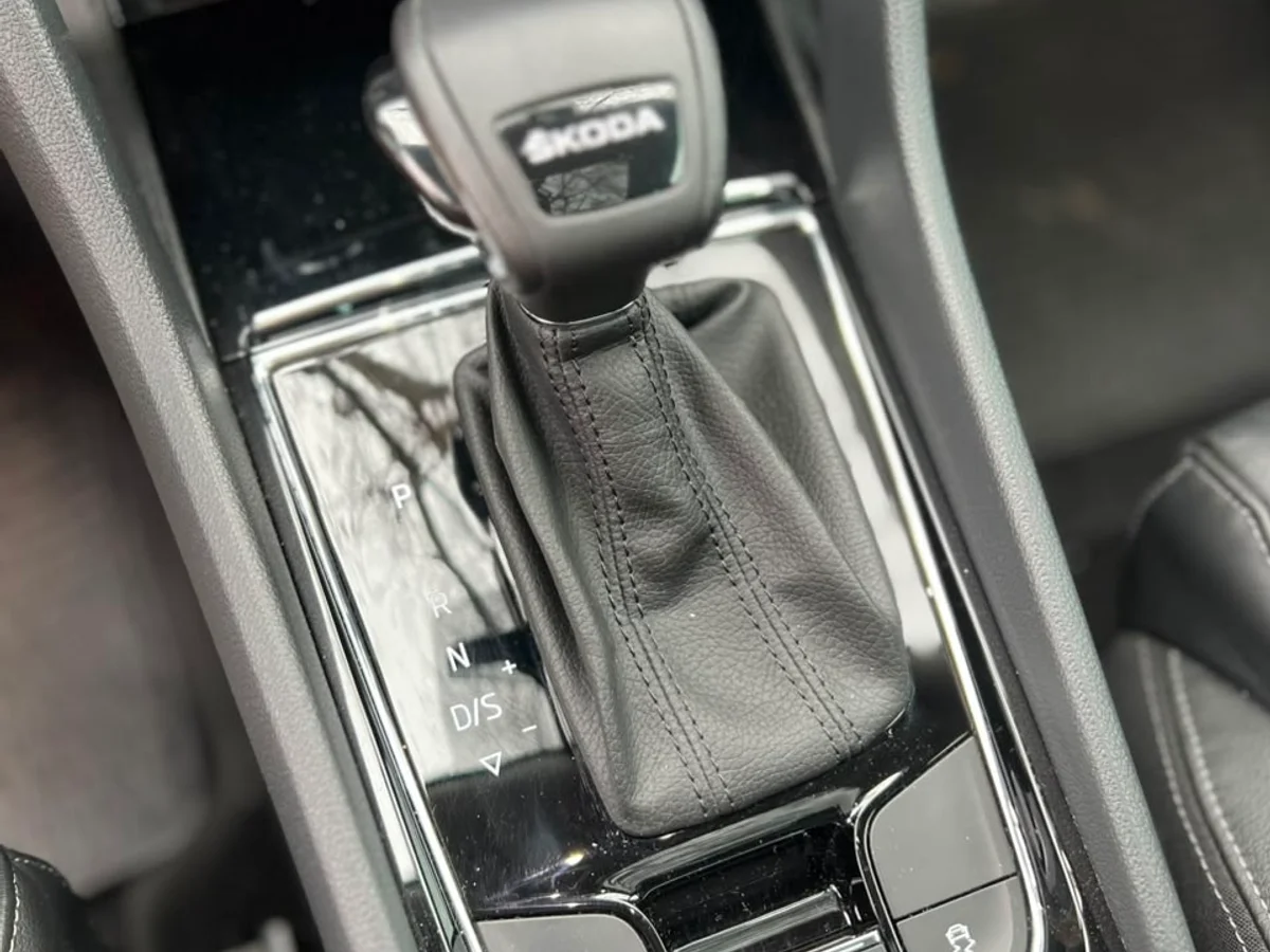 SKODA KAROQ 1.4L AT STYLE 4X2 AÑO 2023 - Miniatura 20