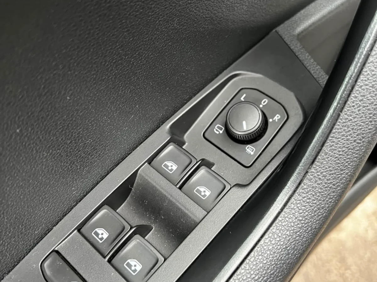 SKODA KAROQ 1.4L AT STYLE 4X2 AÑO 2023 - Miniatura 23