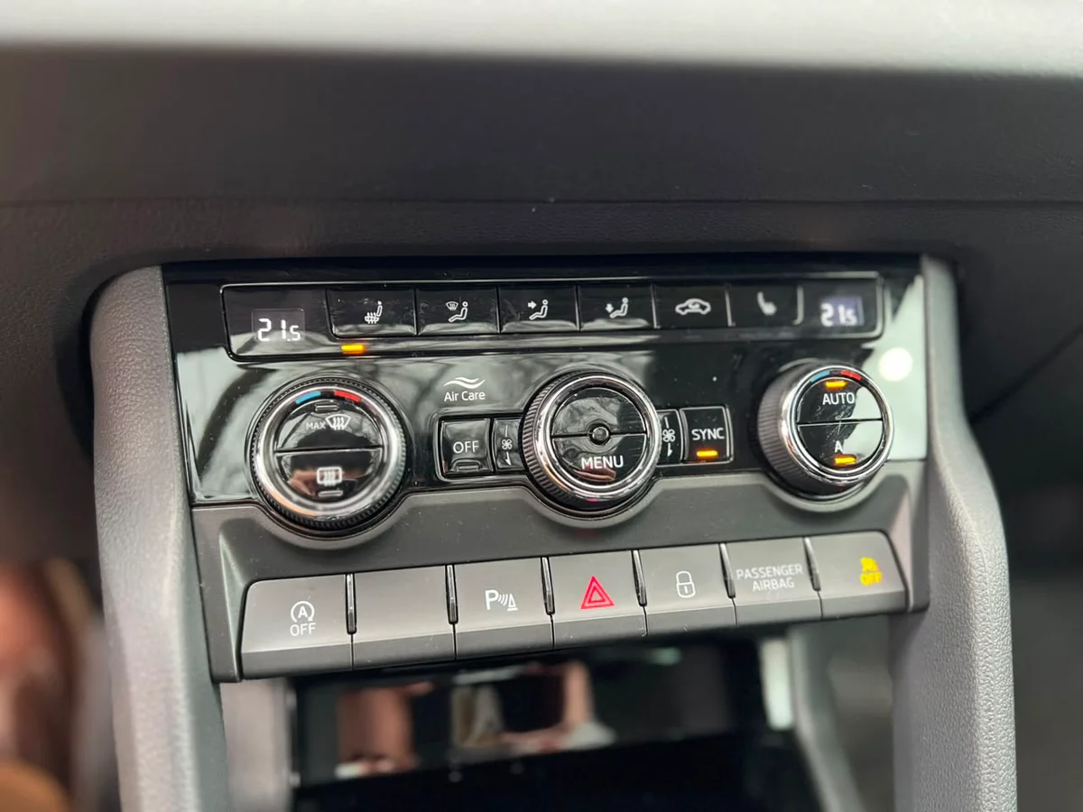 SKODA KAROQ 1.4L AT STYLE 4X2 AÑO 2023 - Miniatura 24