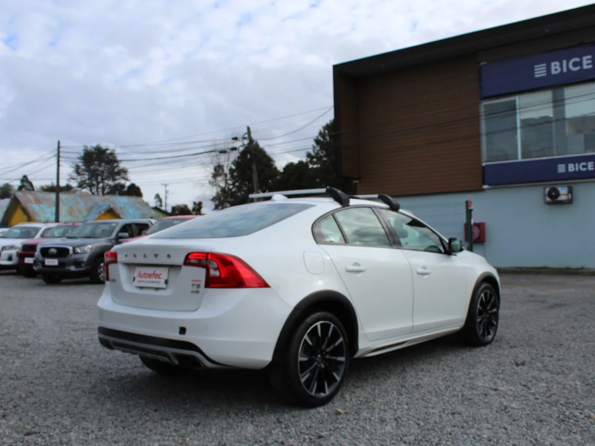 Volvo S60 — foto 9 de 13