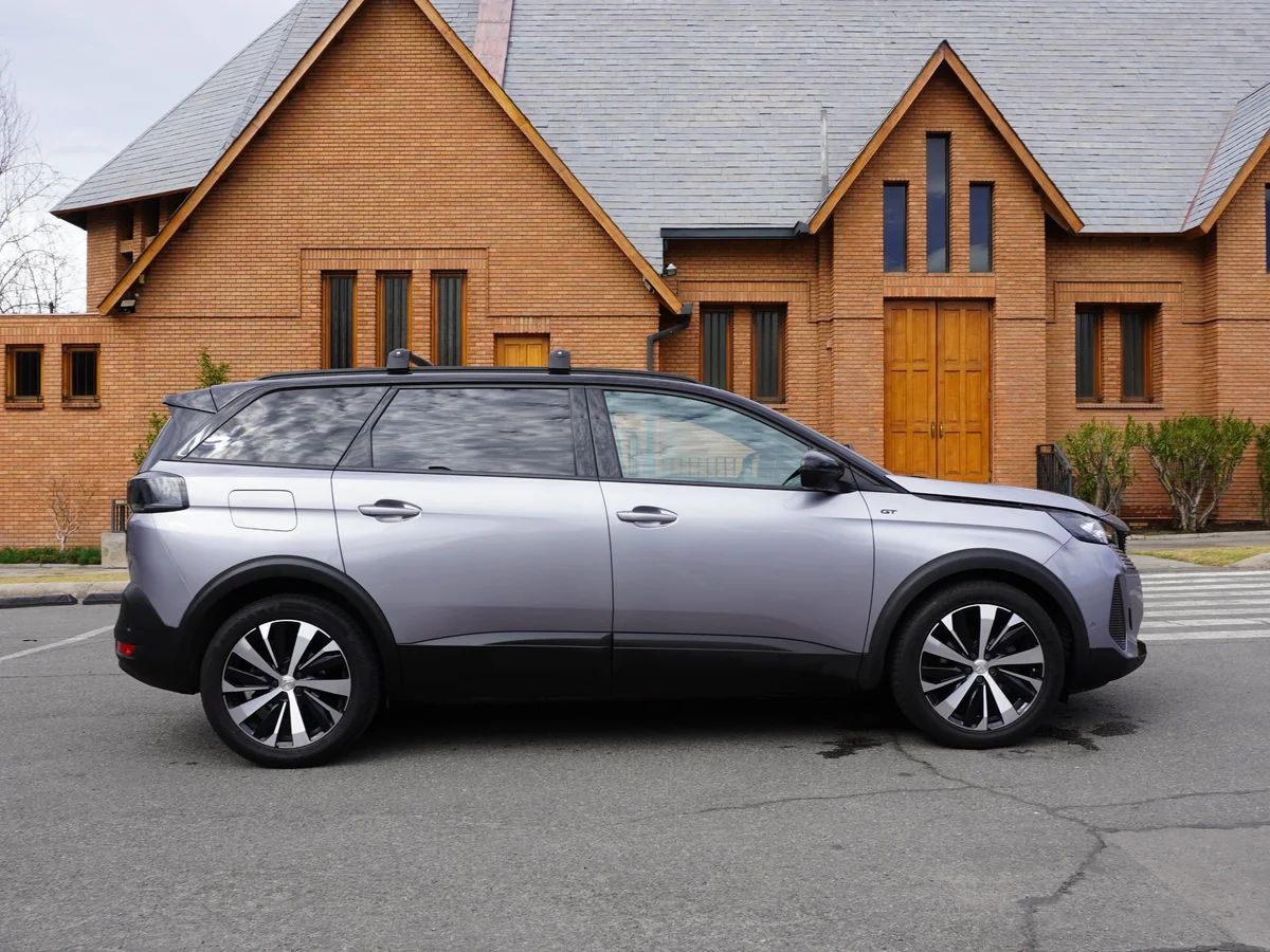 Peugeot 5008 Blue HDI 130 1.5 Año 2023 miniatura 4