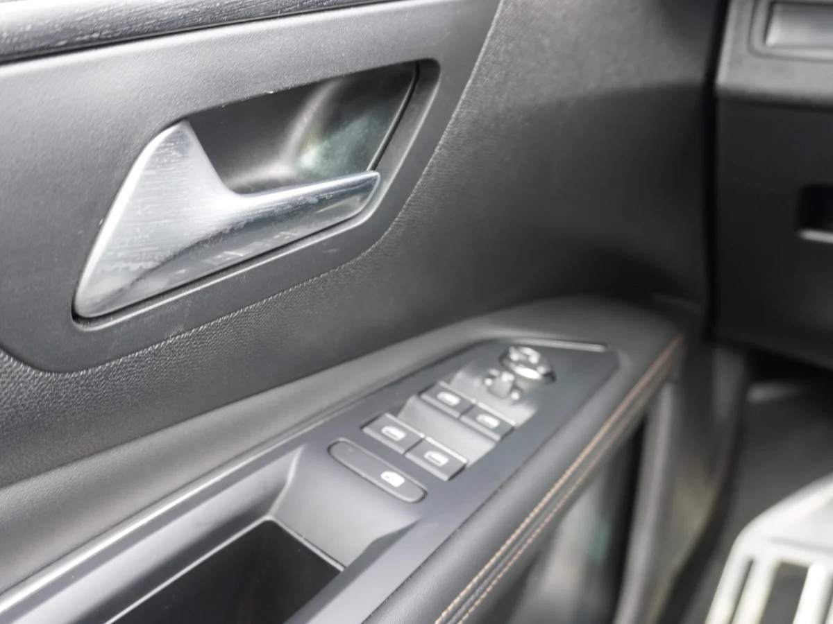 Peugeot 5008 Blue HDI 130 1.5 Año 2023 miniatura 29