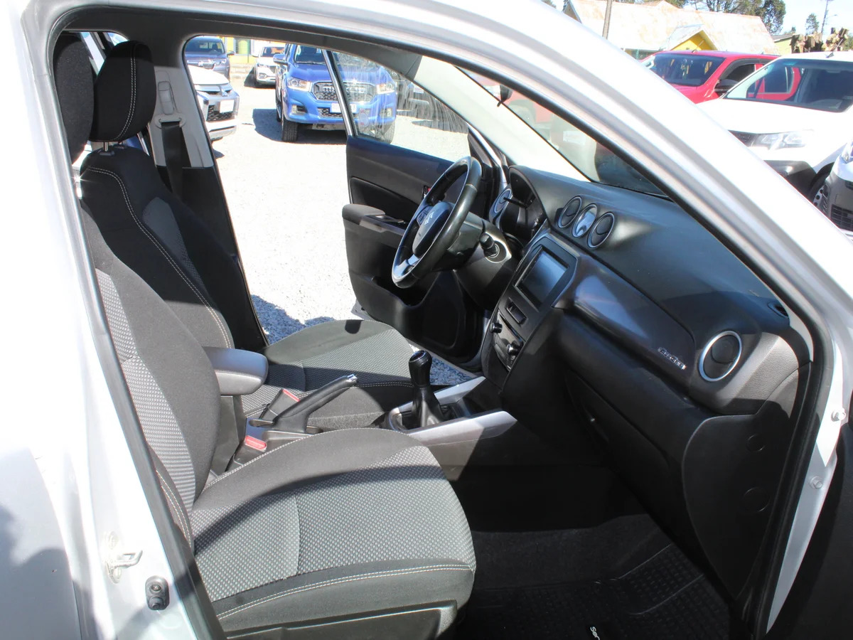 Suzuki Vitara — foto 6 de 14