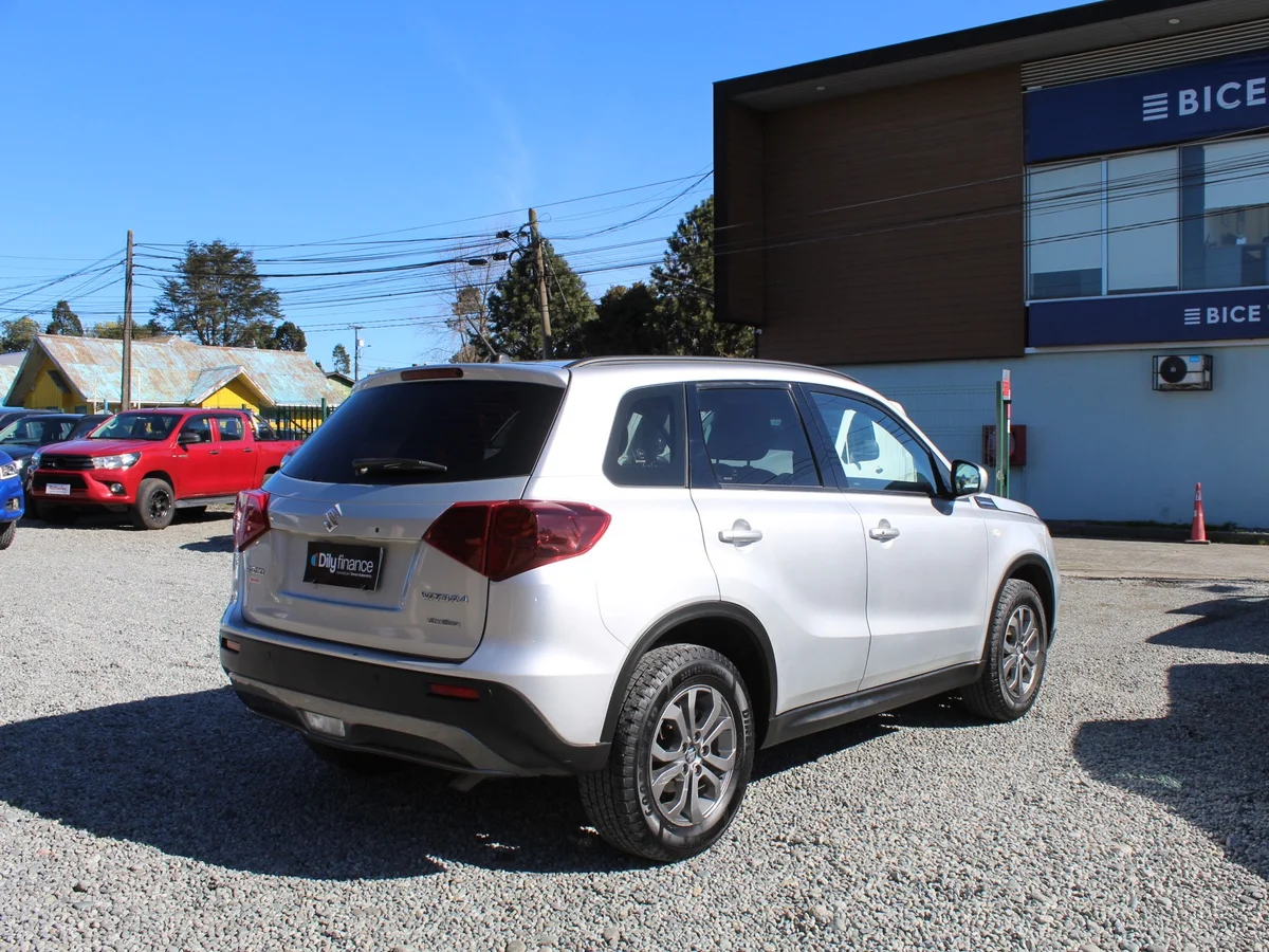 Suzuki Vitara — foto 9 de 14