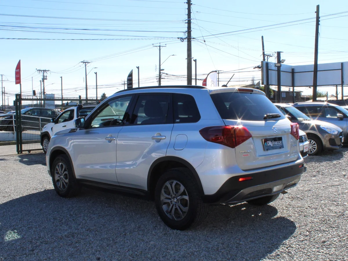 Suzuki Vitara — foto 11 de 14