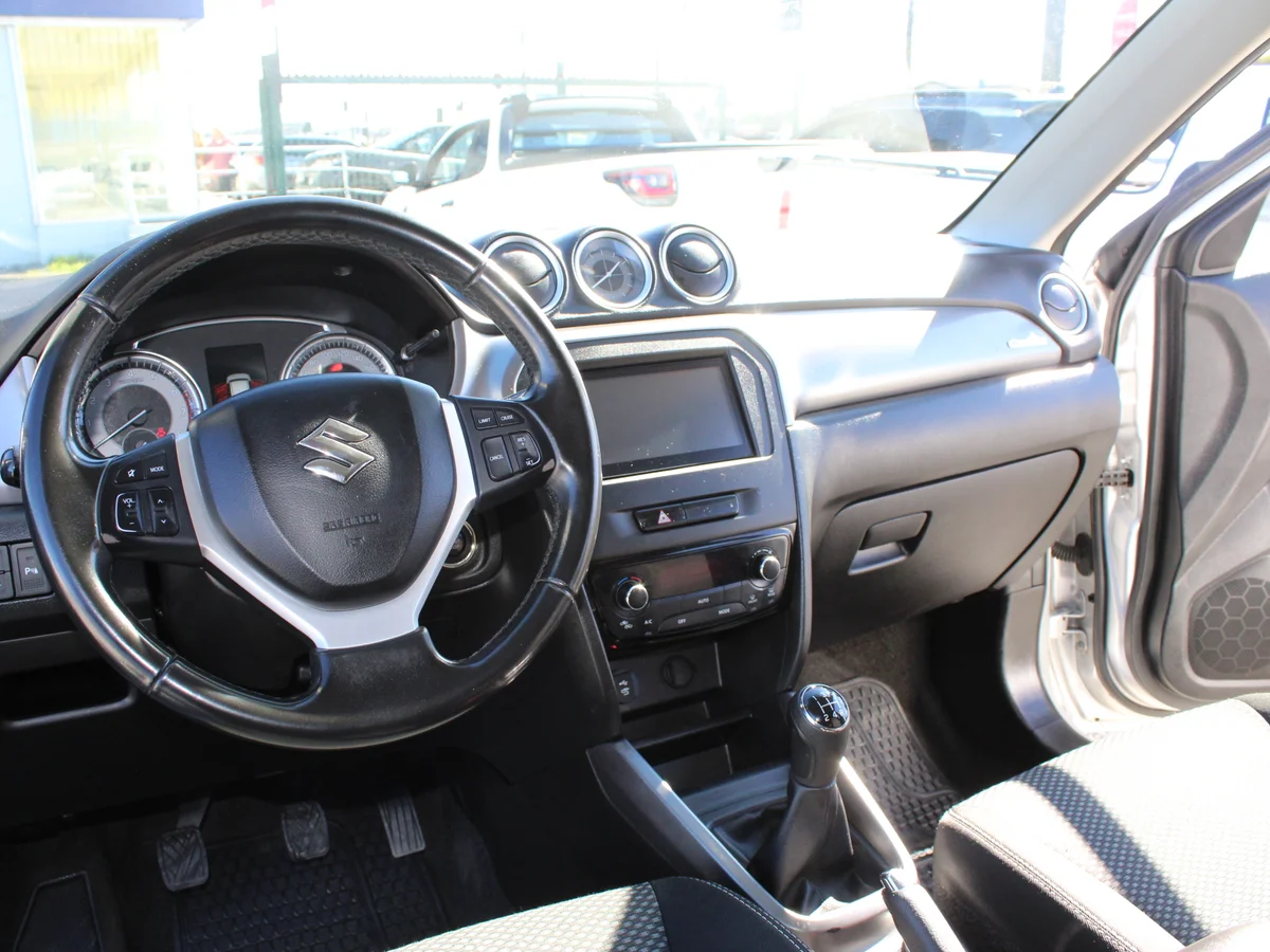 Suzuki Vitara — foto 12 de 14