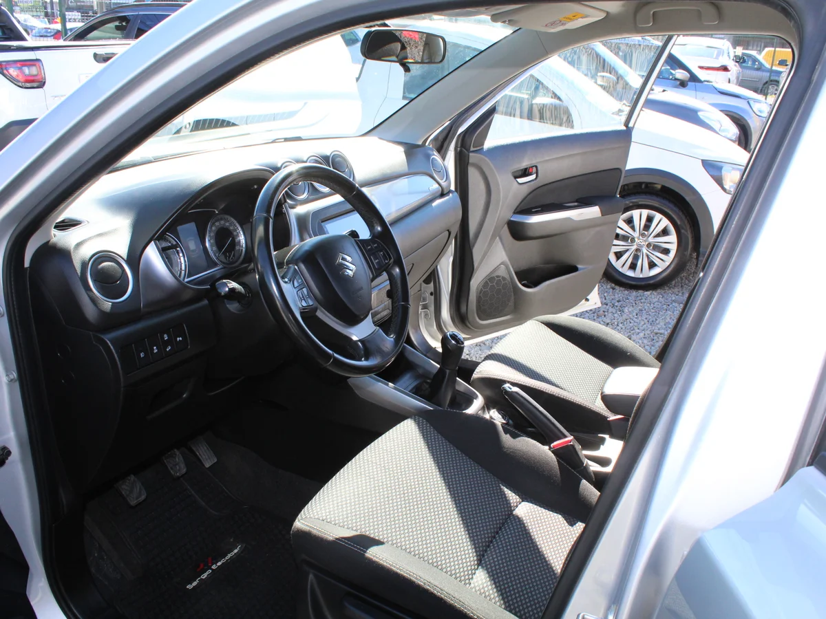Suzuki Vitara — foto 13 de 14