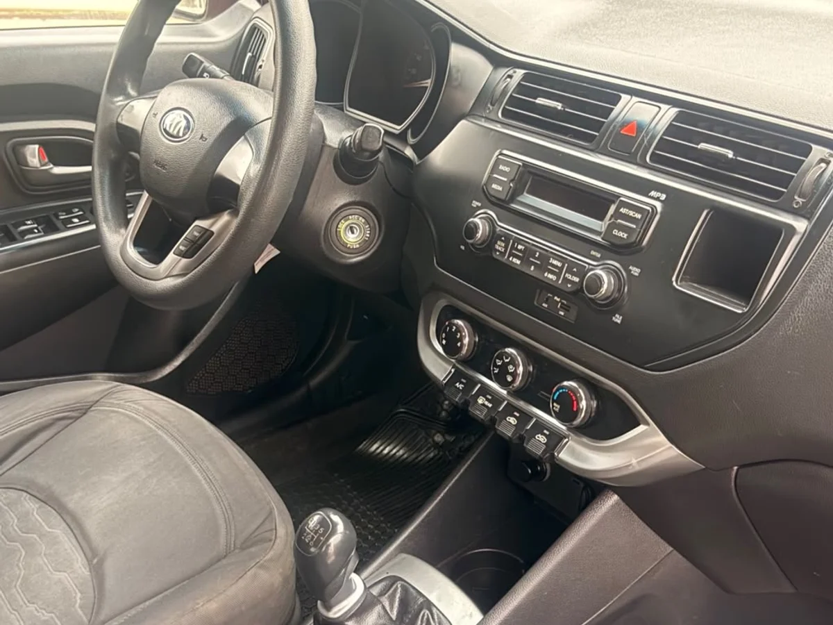 KIA Rio 4 UB EX 1.4 2014 - Miniatura 10