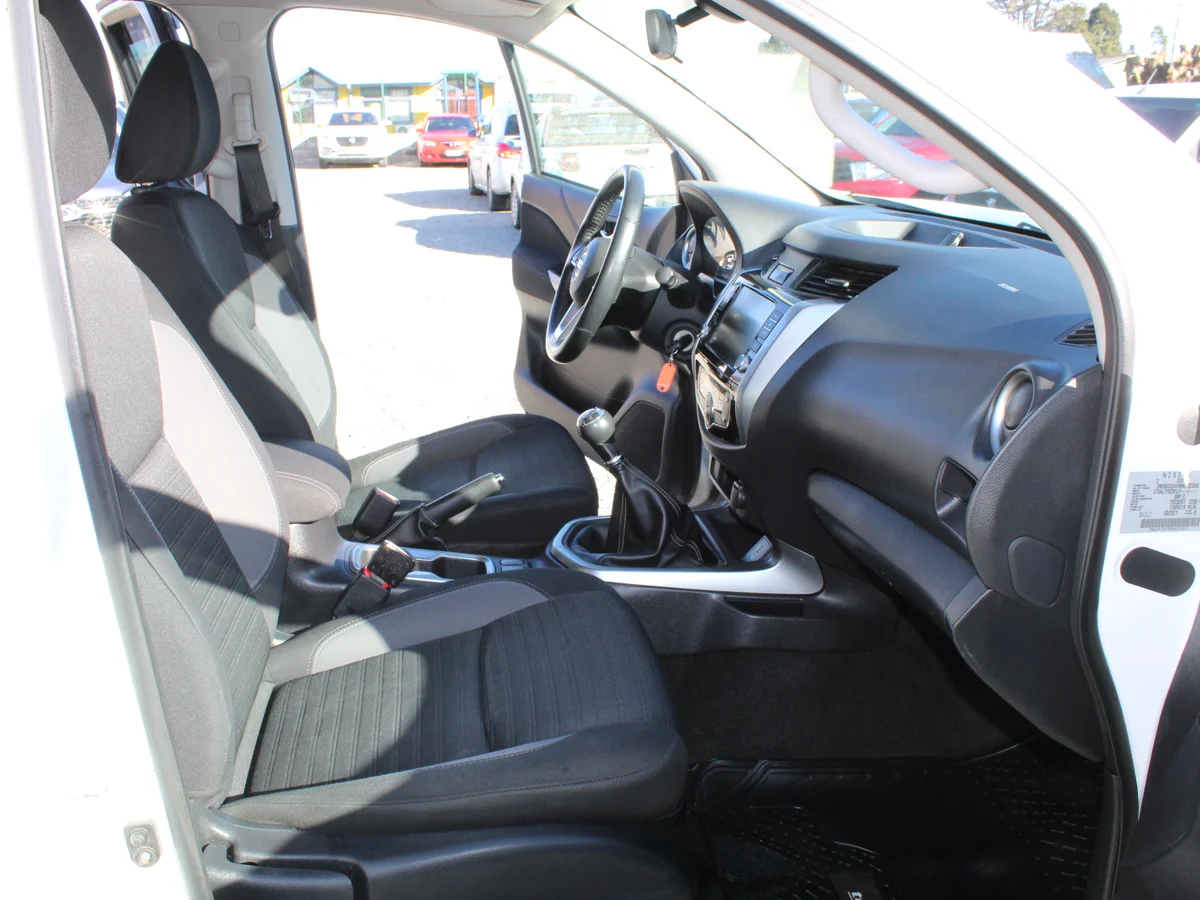 Nissan Navara 2.3D — foto 6 de 14
