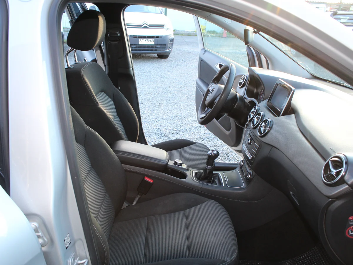 Mercedes-Benz B180 — foto 6 de 12