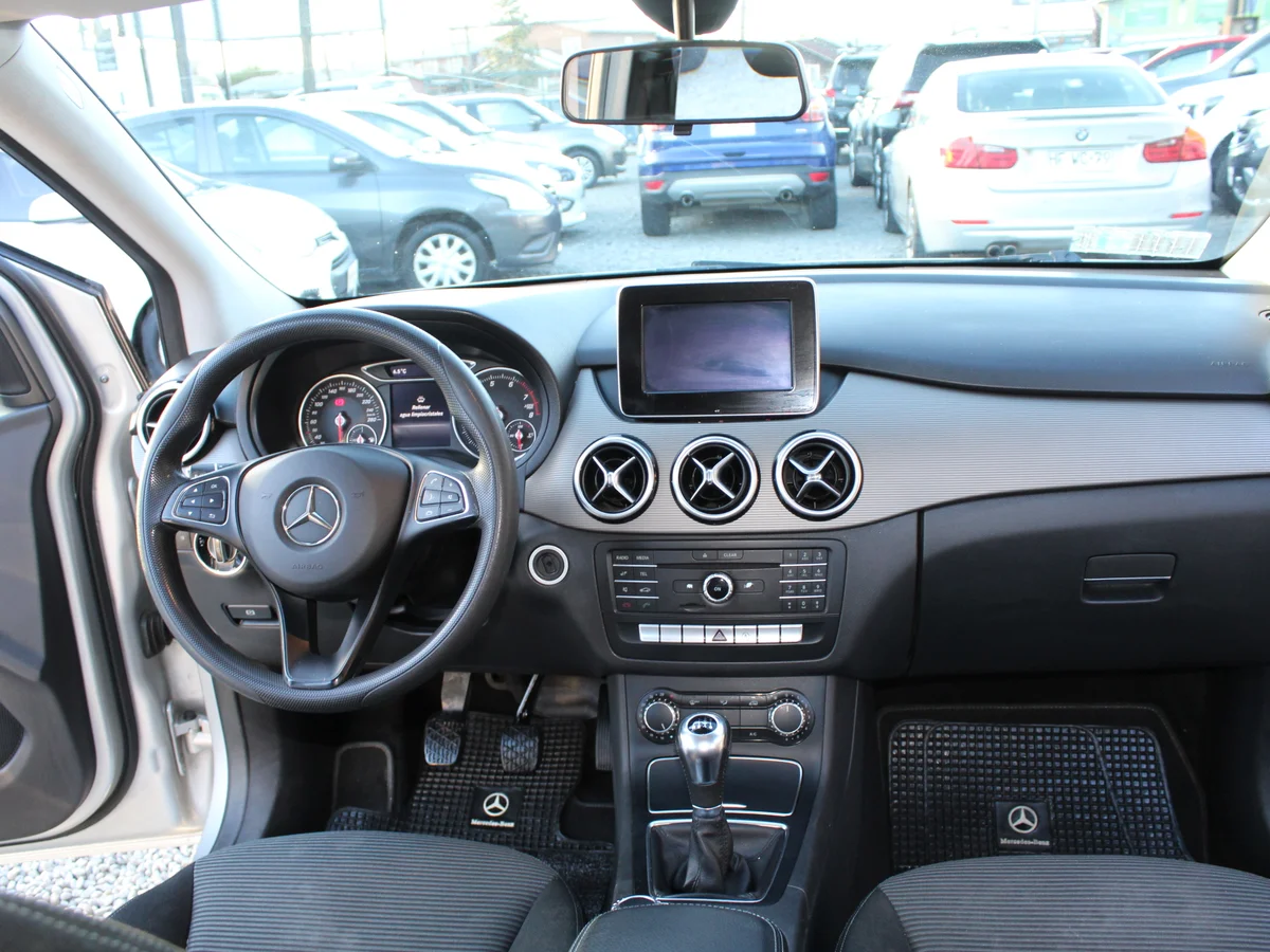 Mercedes-Benz B180 — foto 7 de 12