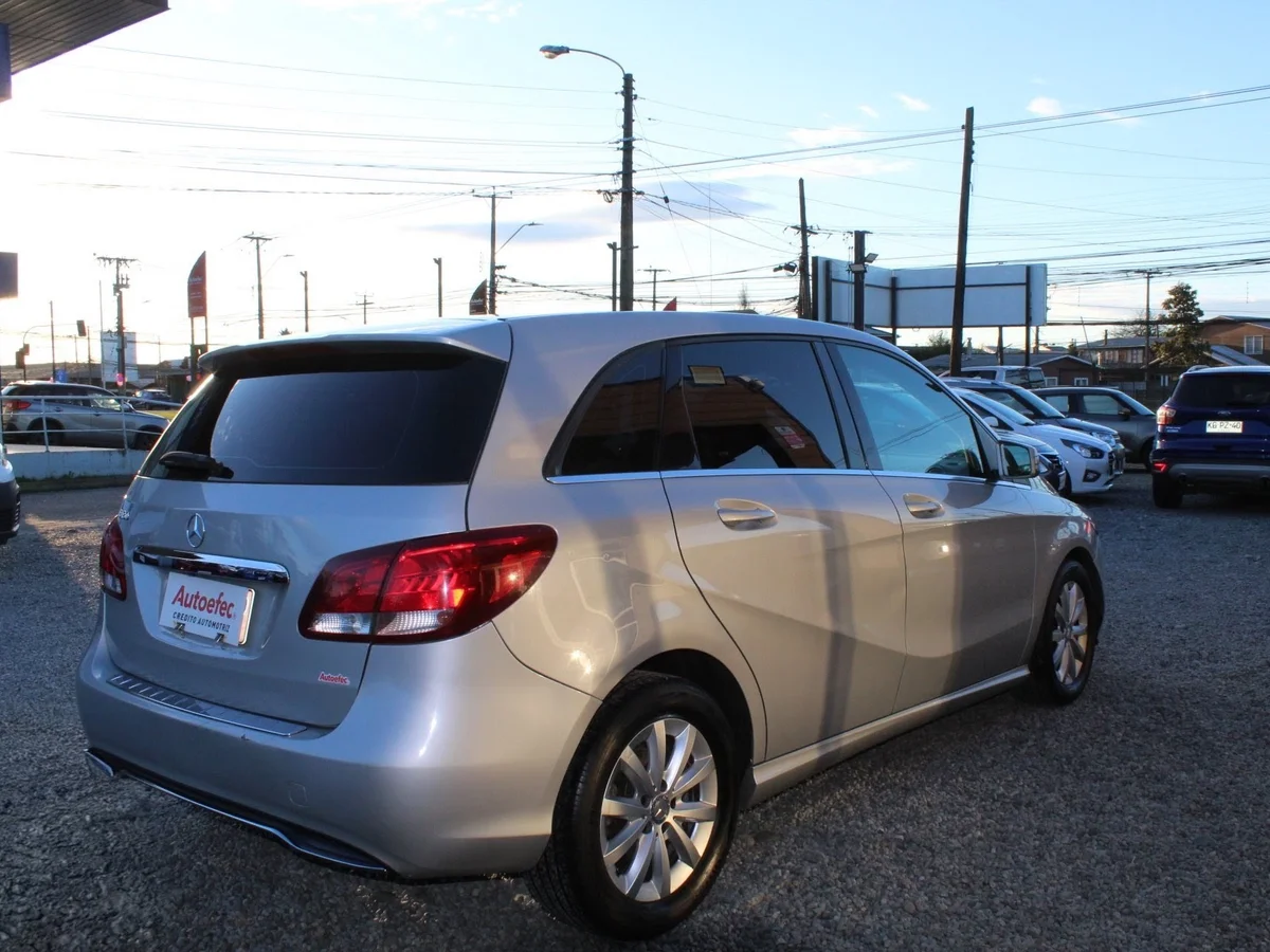Mercedes-Benz B180 — foto 9 de 12
