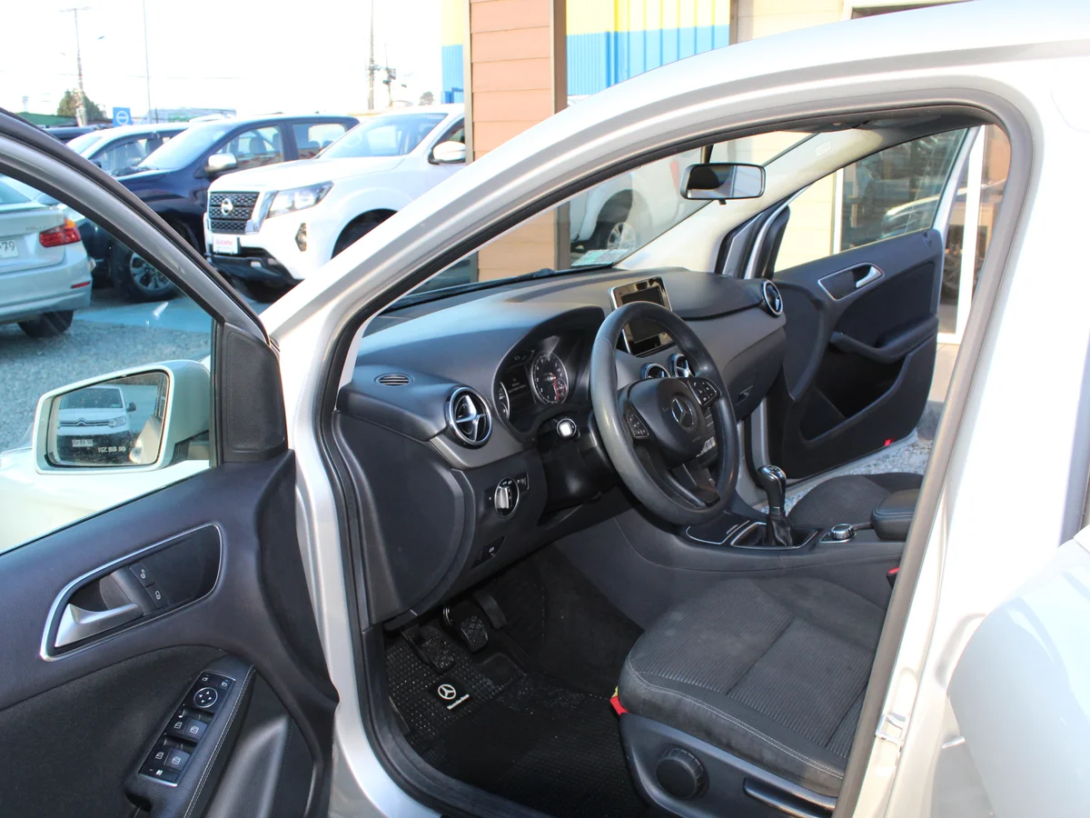 Mercedes-Benz B180 — foto 11 de 12