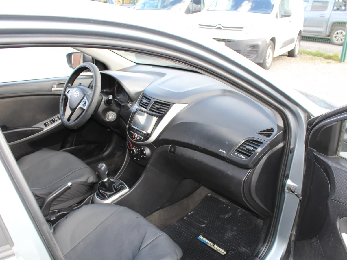 Hyundai Accent Rb — foto 5 de 10