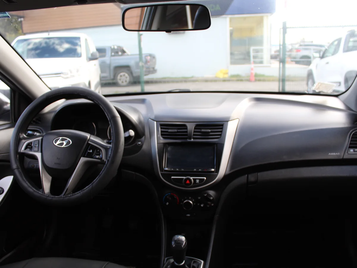 Hyundai Accent Rb — foto 6 de 10
