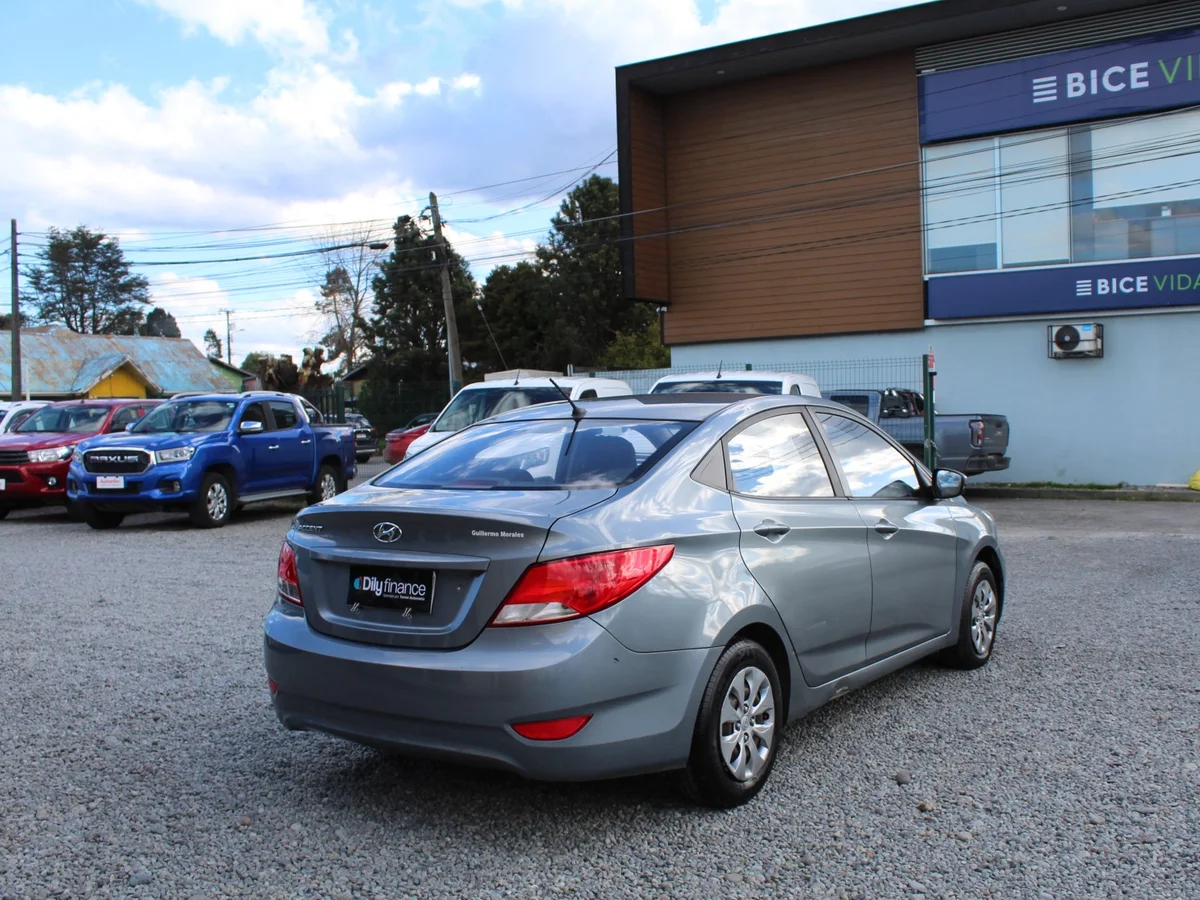 Hyundai Accent Rb — foto 7 de 10