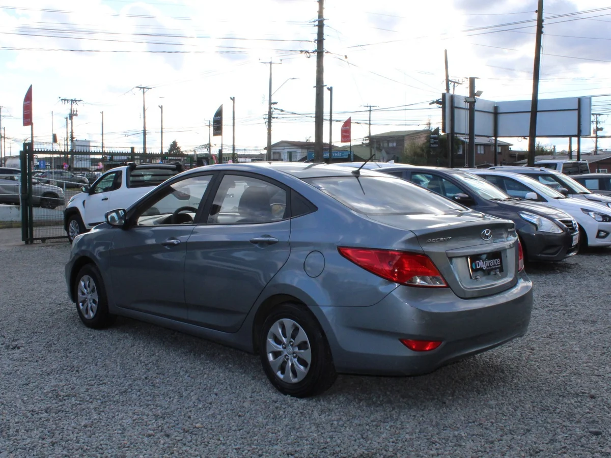Hyundai Accent Rb — foto 8 de 10
