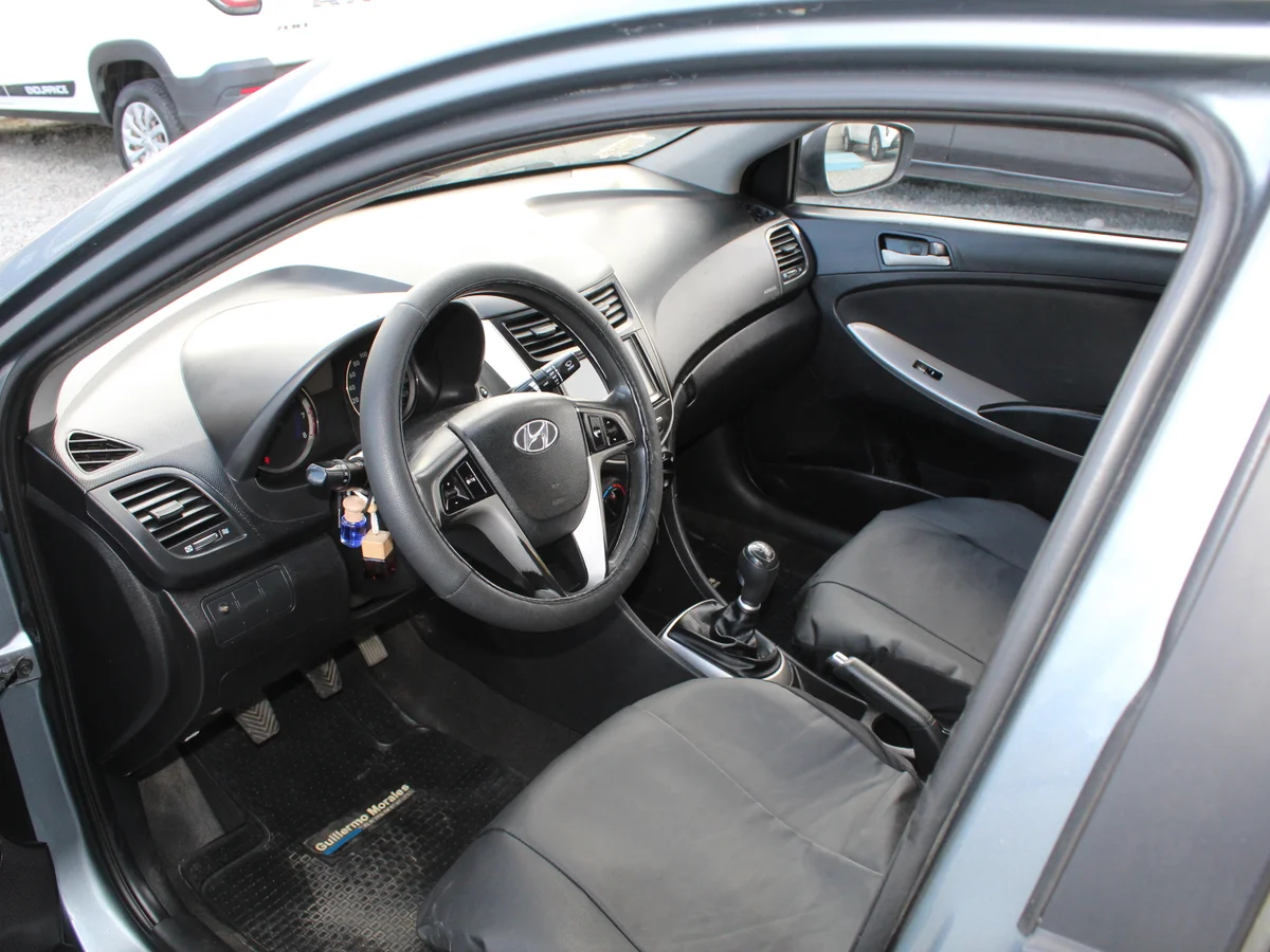 Hyundai Accent Rb — foto 9 de 10