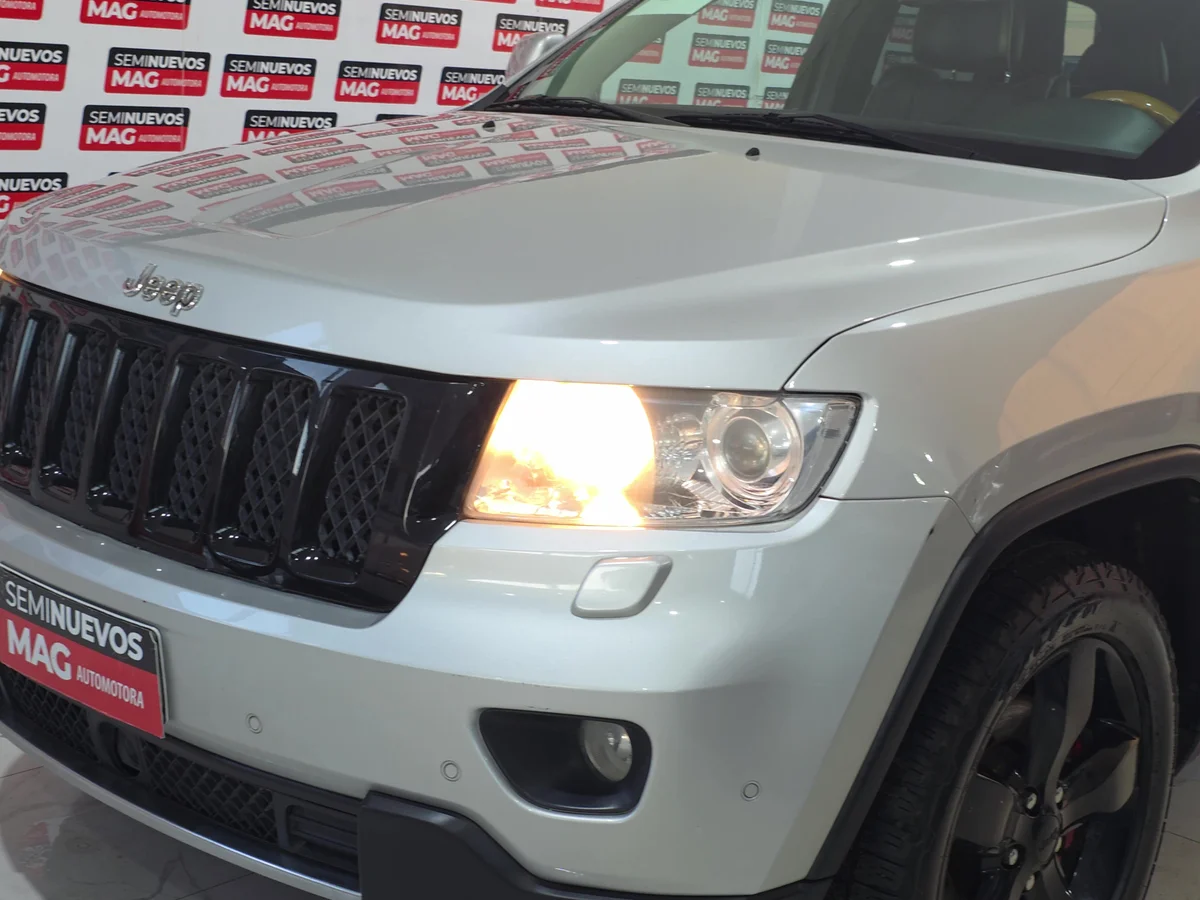 Jeep Grand Cherokee Overland — foto 12 de 12