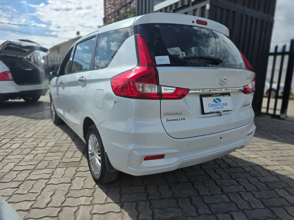 Suzuki Ertiga — foto 4 de 11