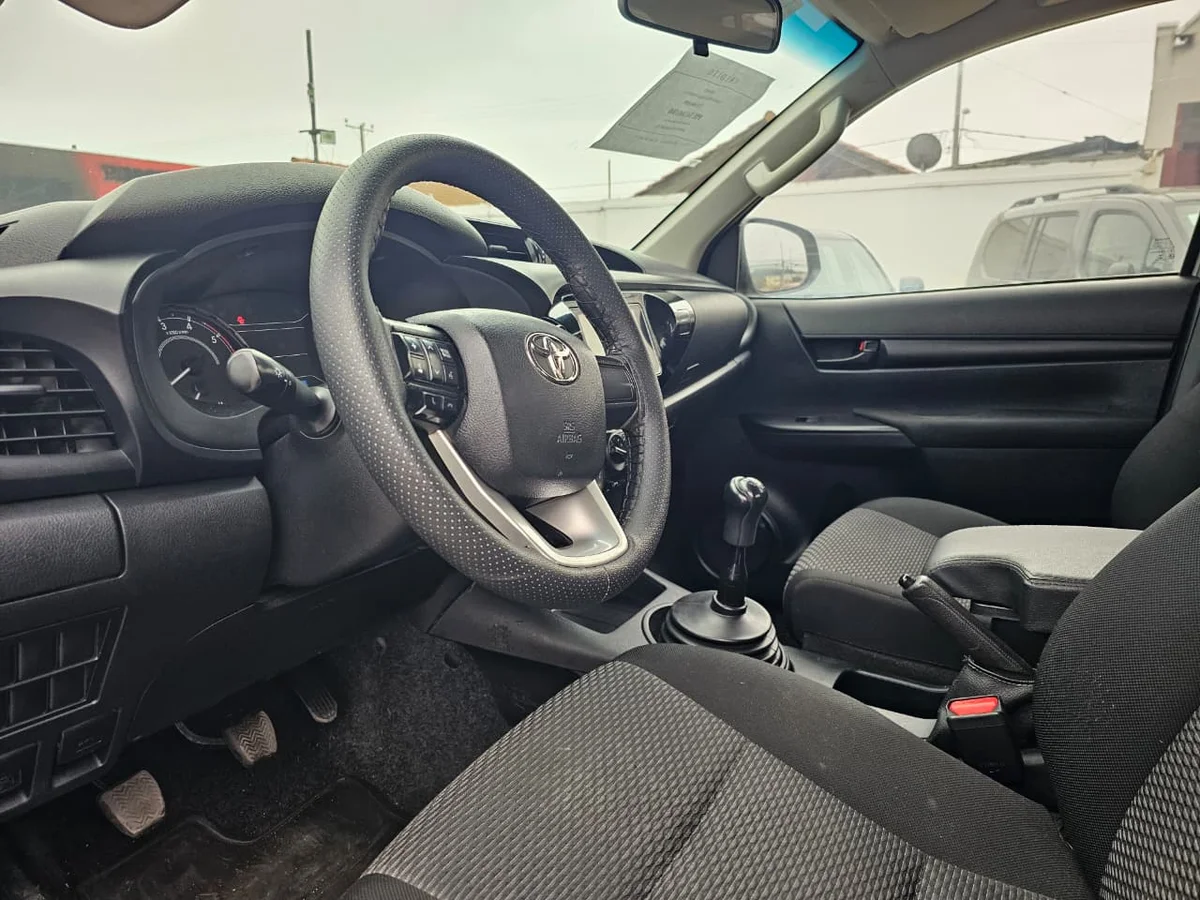 Toyota Hilux — foto 8 de 10