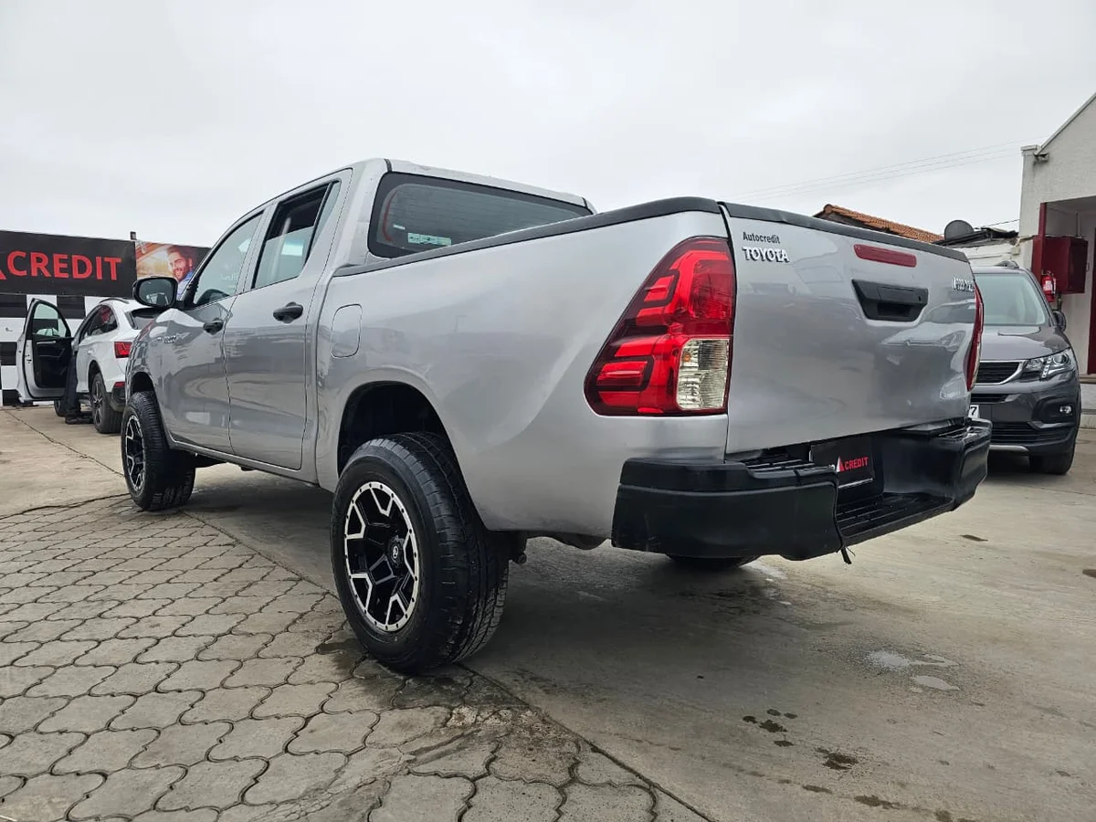 Toyota Hilux — foto 9 de 10