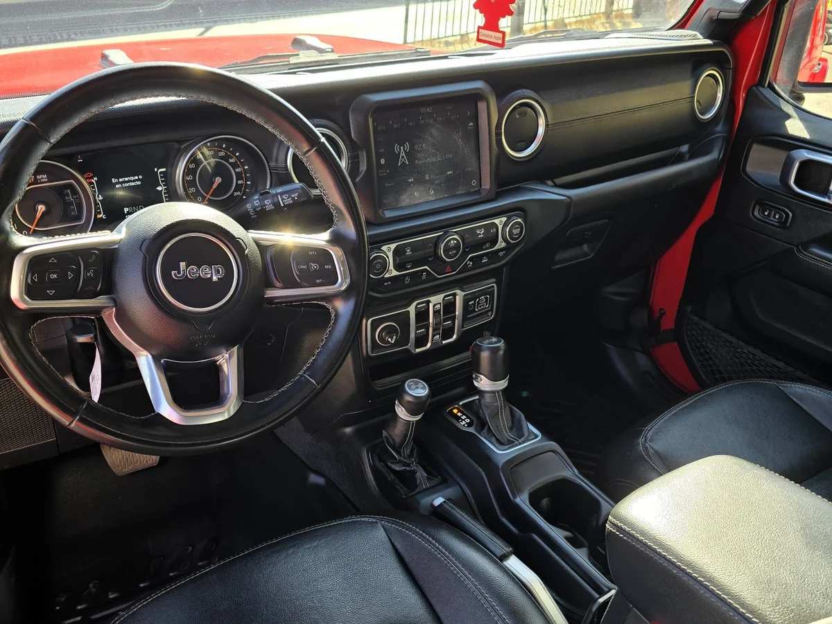 Jeep Wrangler Sahara Unlimited 3.6 Aut — foto 7 de 17