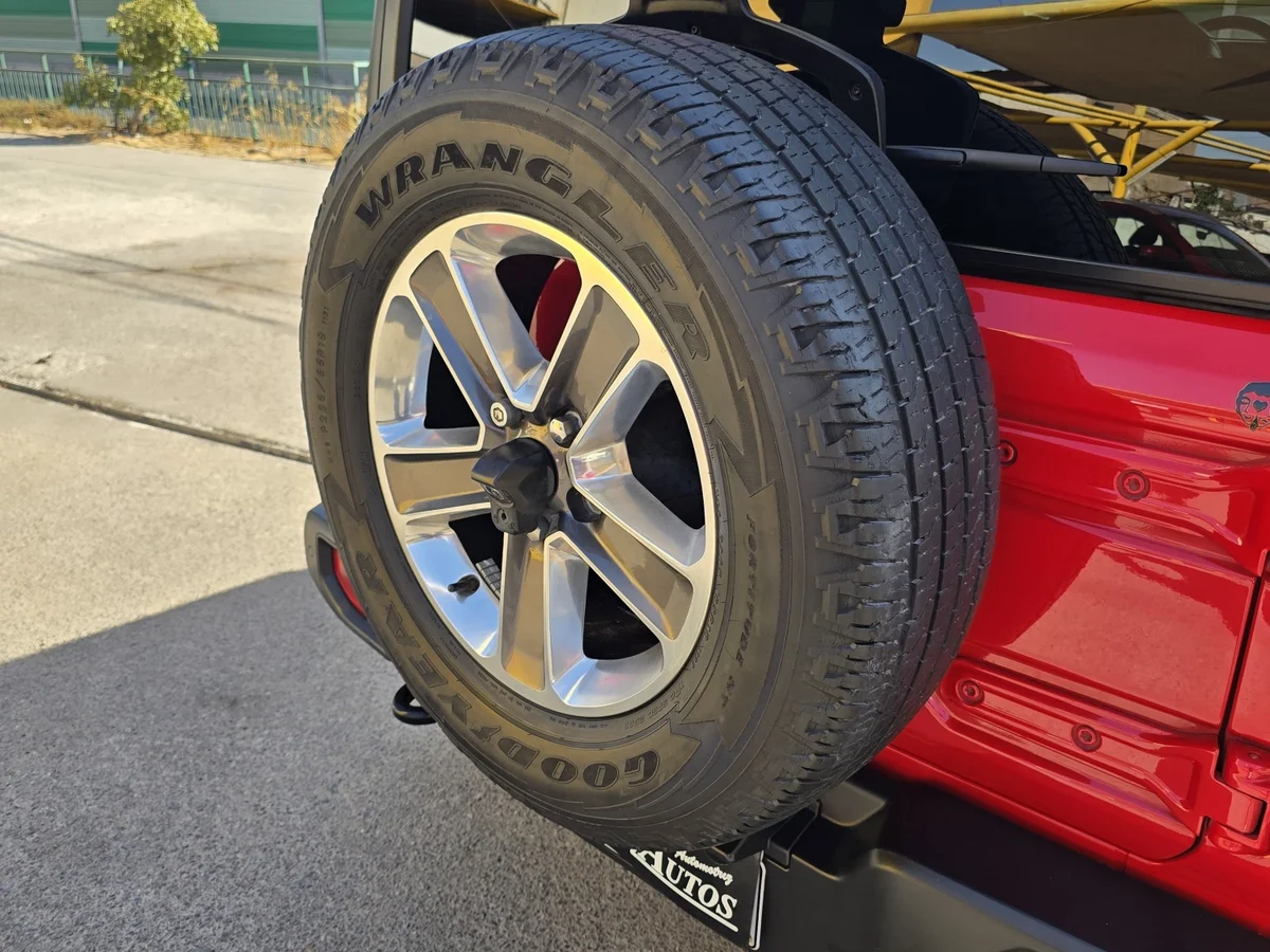 Jeep Wrangler Sahara Unlimited 3.6 Aut — foto 12 de 17