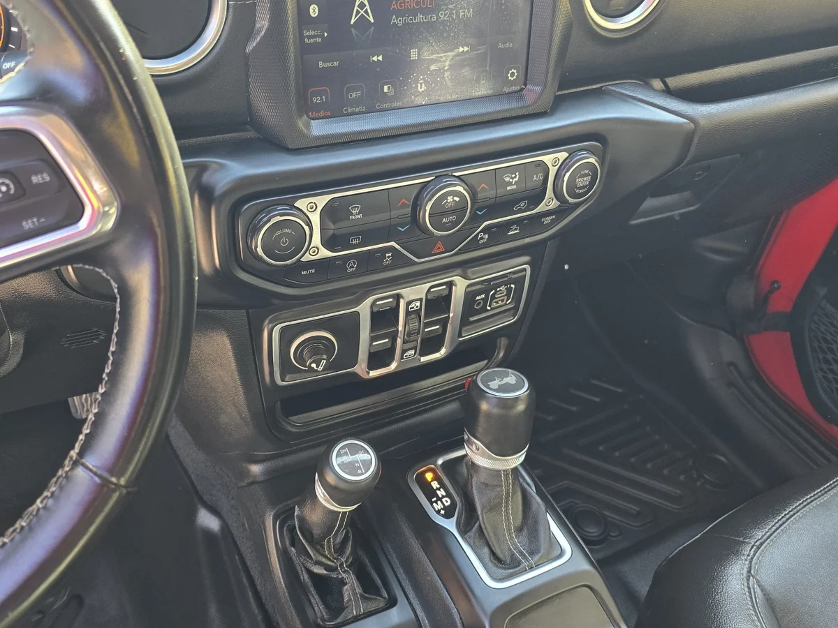 Jeep Wrangler Sahara Unlimited 3.6 Aut — foto 16 de 17