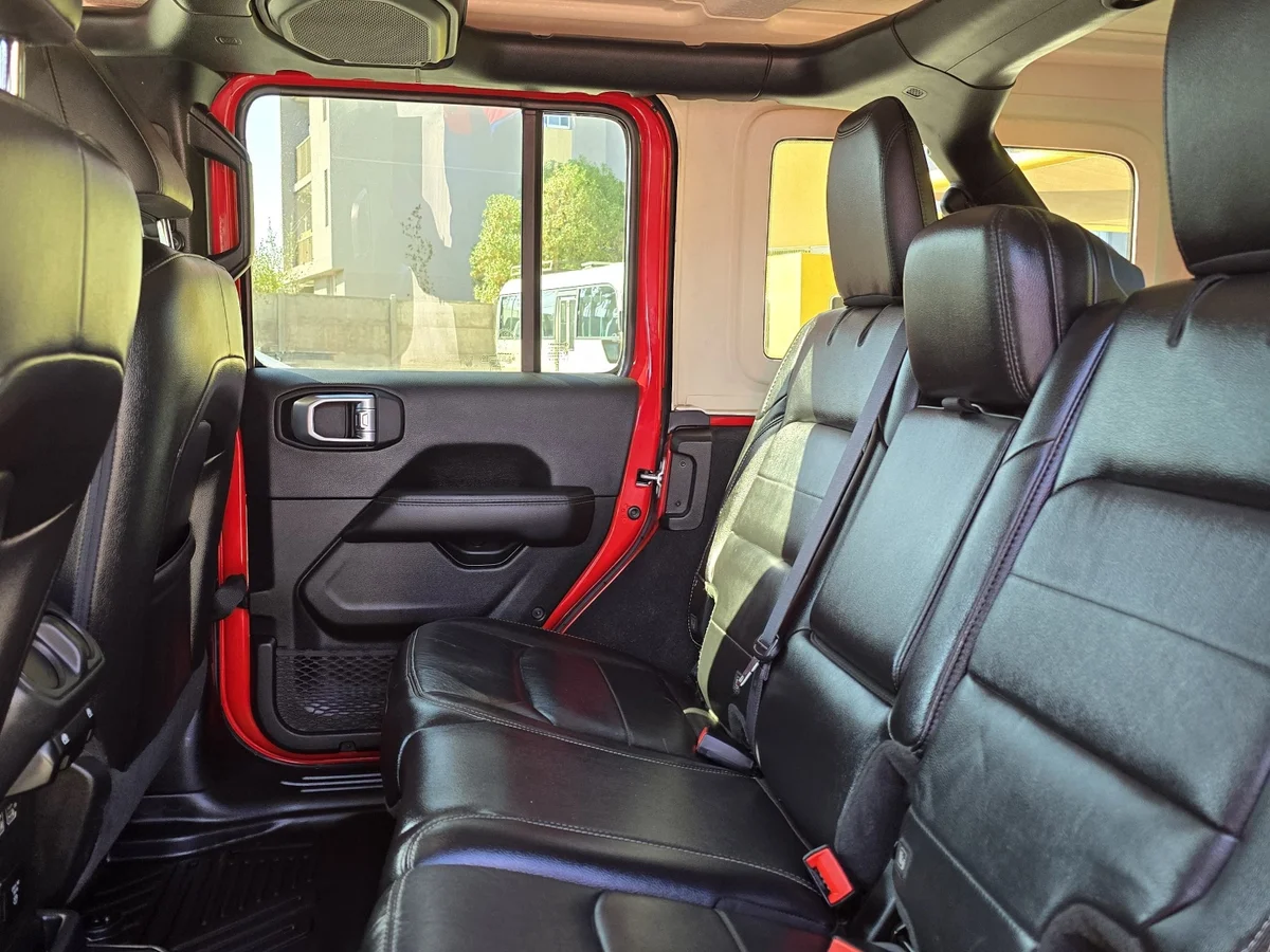 Jeep Wrangler Sahara Unlimited 3.6 Aut — foto 17 de 17