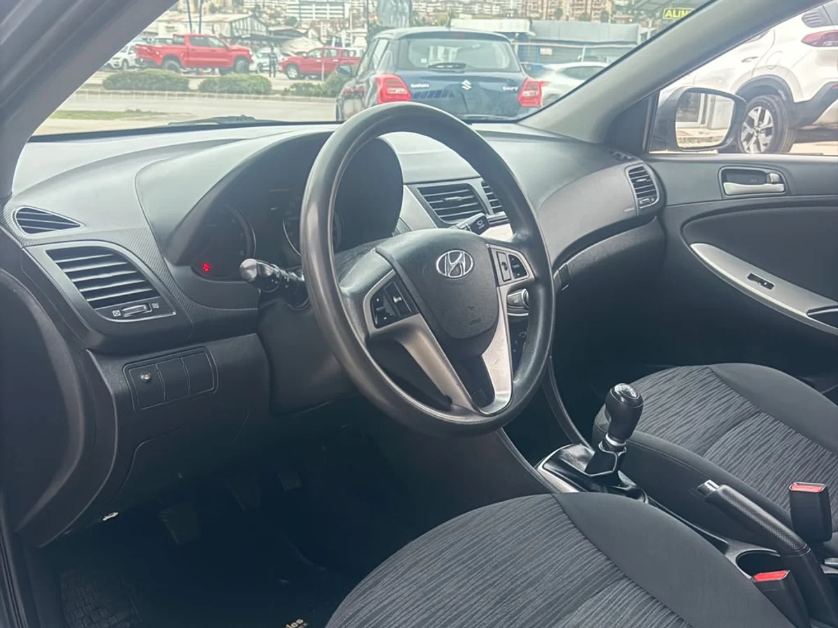 Hyundai Accent Rb — foto 5 de 10