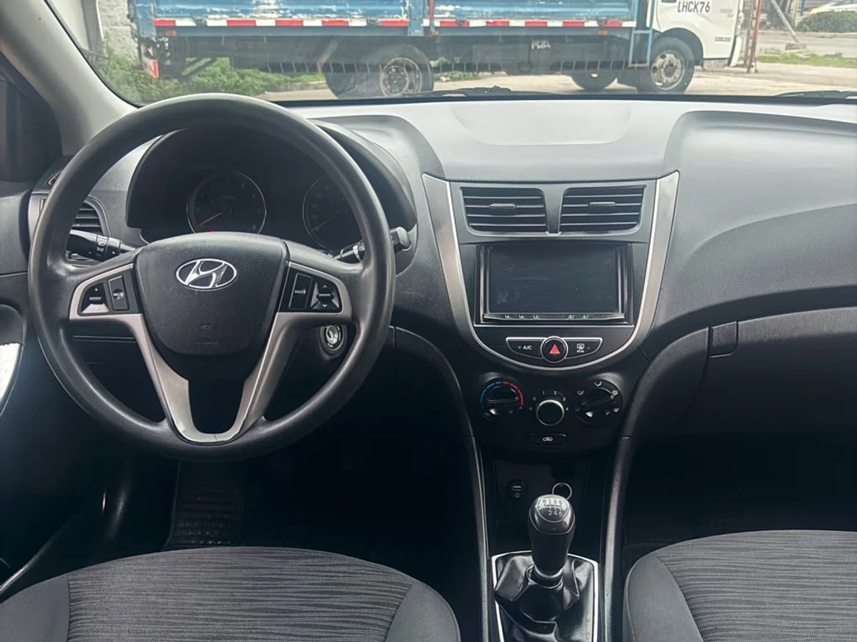 Hyundai Accent Rb — foto 8 de 10
