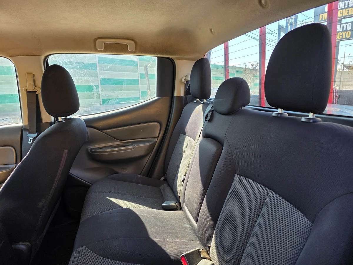 Mitsubishi L200 Katana — foto 8 de 13