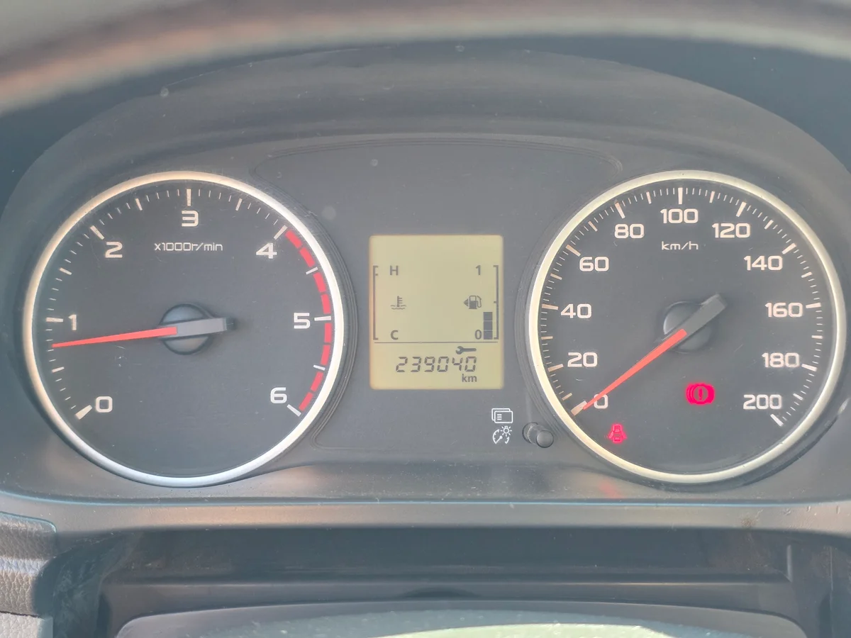 Mitsubishi L200 Katana — foto 10 de 13