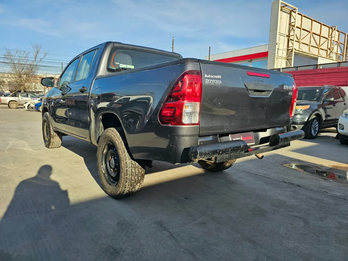 Toyota Hilux — foto 6 de 9