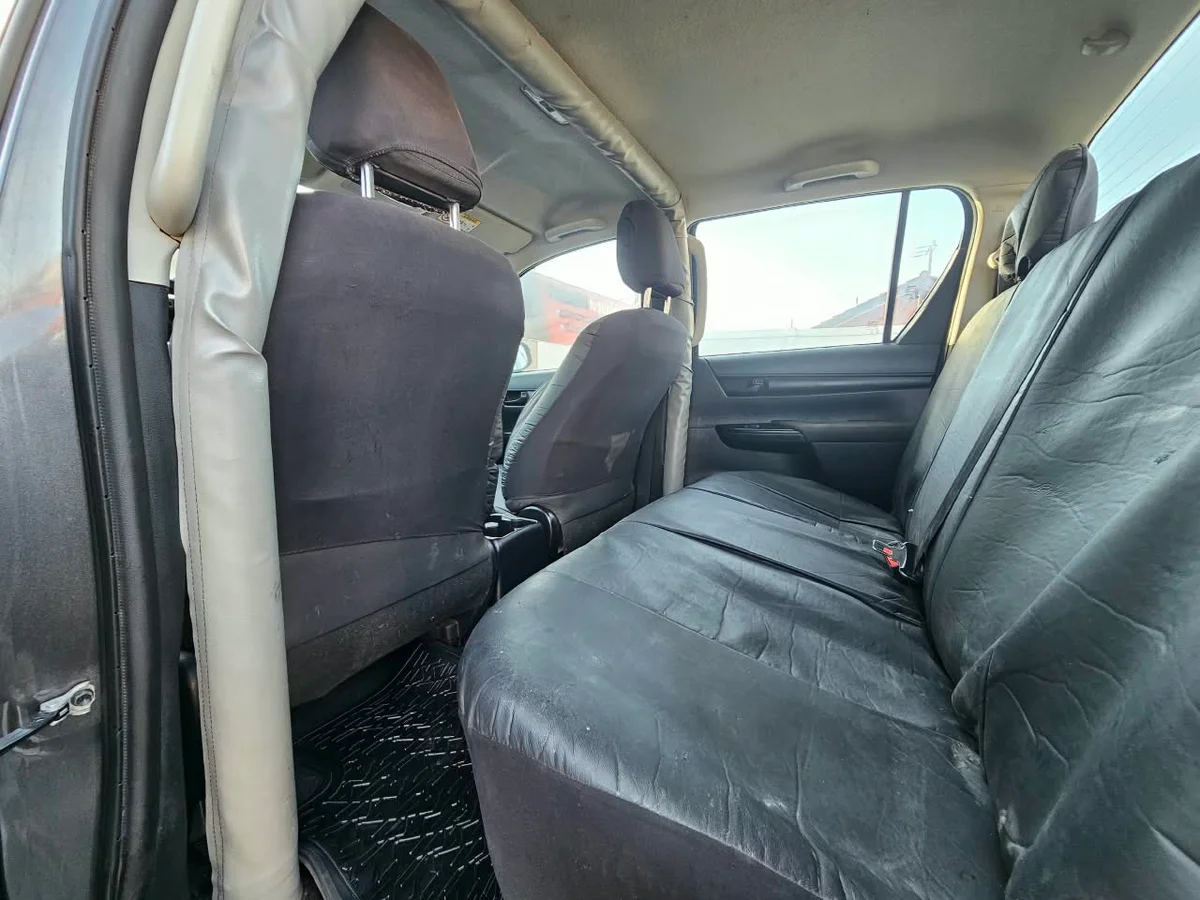 Toyota Hilux — foto 8 de 9