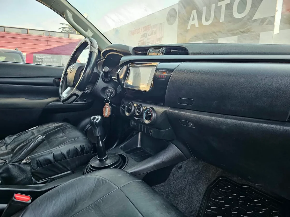 Toyota Hilux — foto 9 de 9