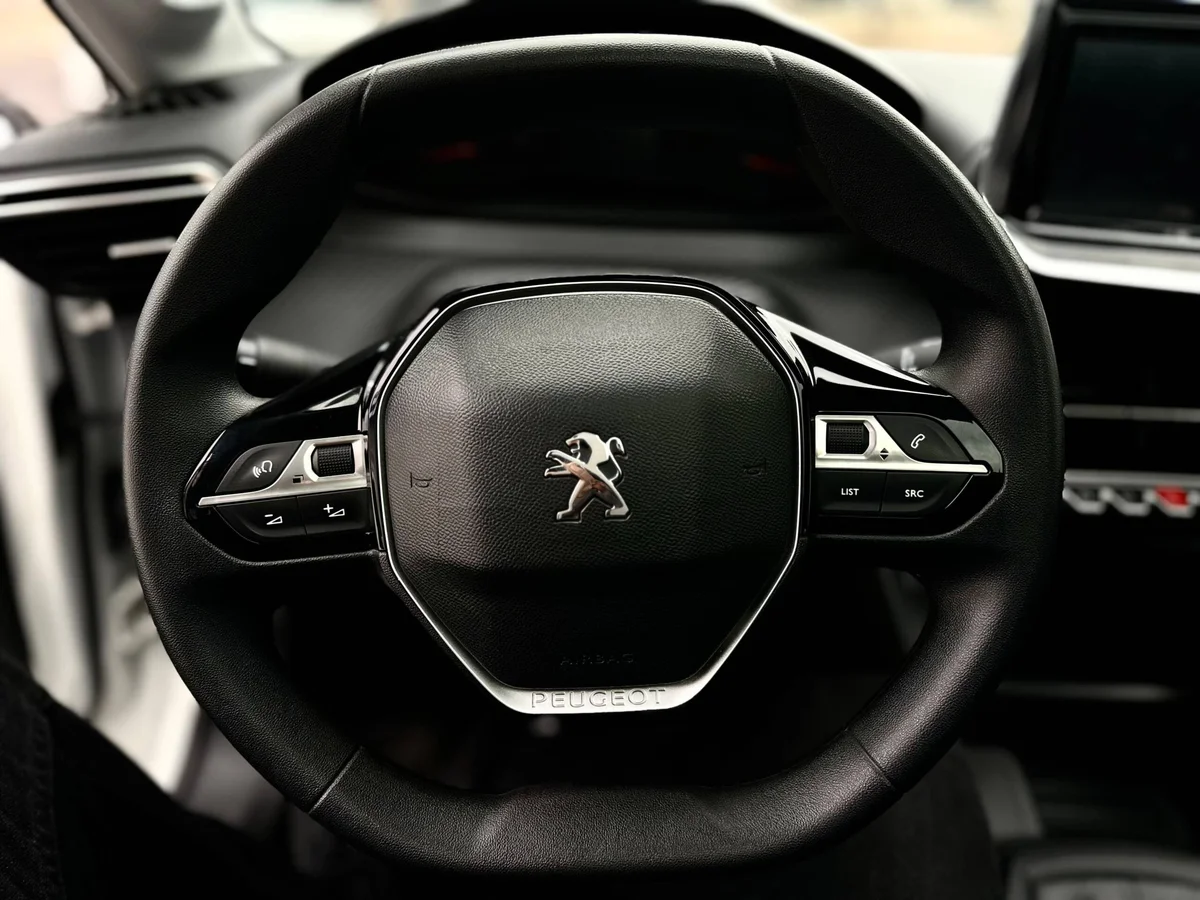 Peugeot 208 Style Puretech 75 — foto 6 de 17