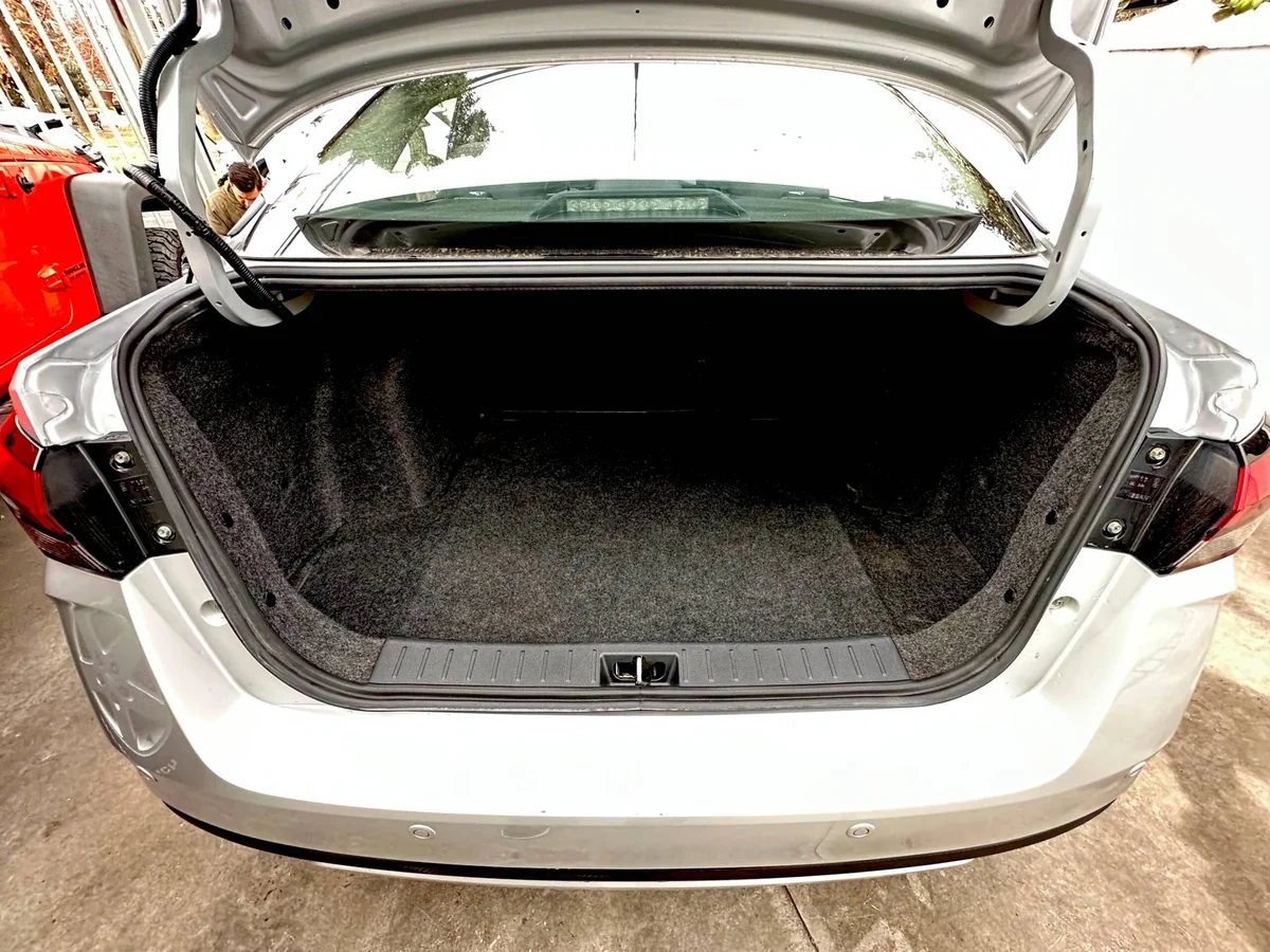Nissan Versa — foto 9 de 16