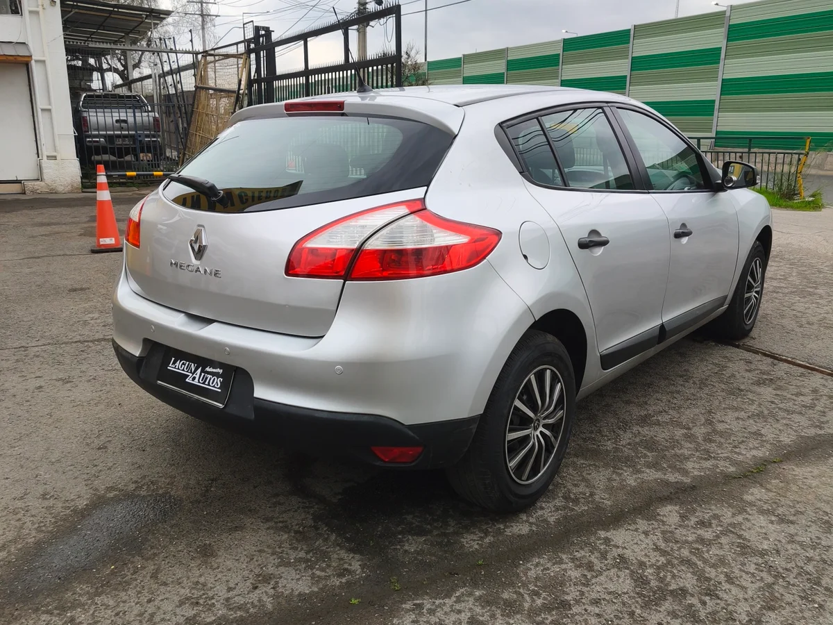 Renault Megane Iii Hb Expression — foto 6 de 8
