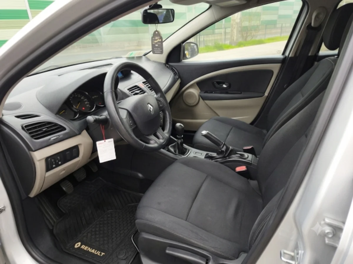Renault Megane Iii Hb Expression — foto 7 de 8