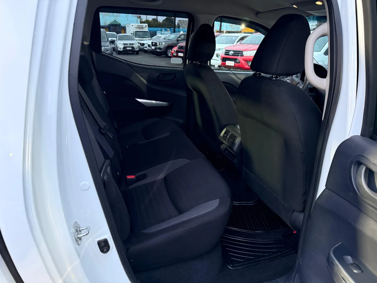 Nissan Navara 2.3D — foto 8 de 13