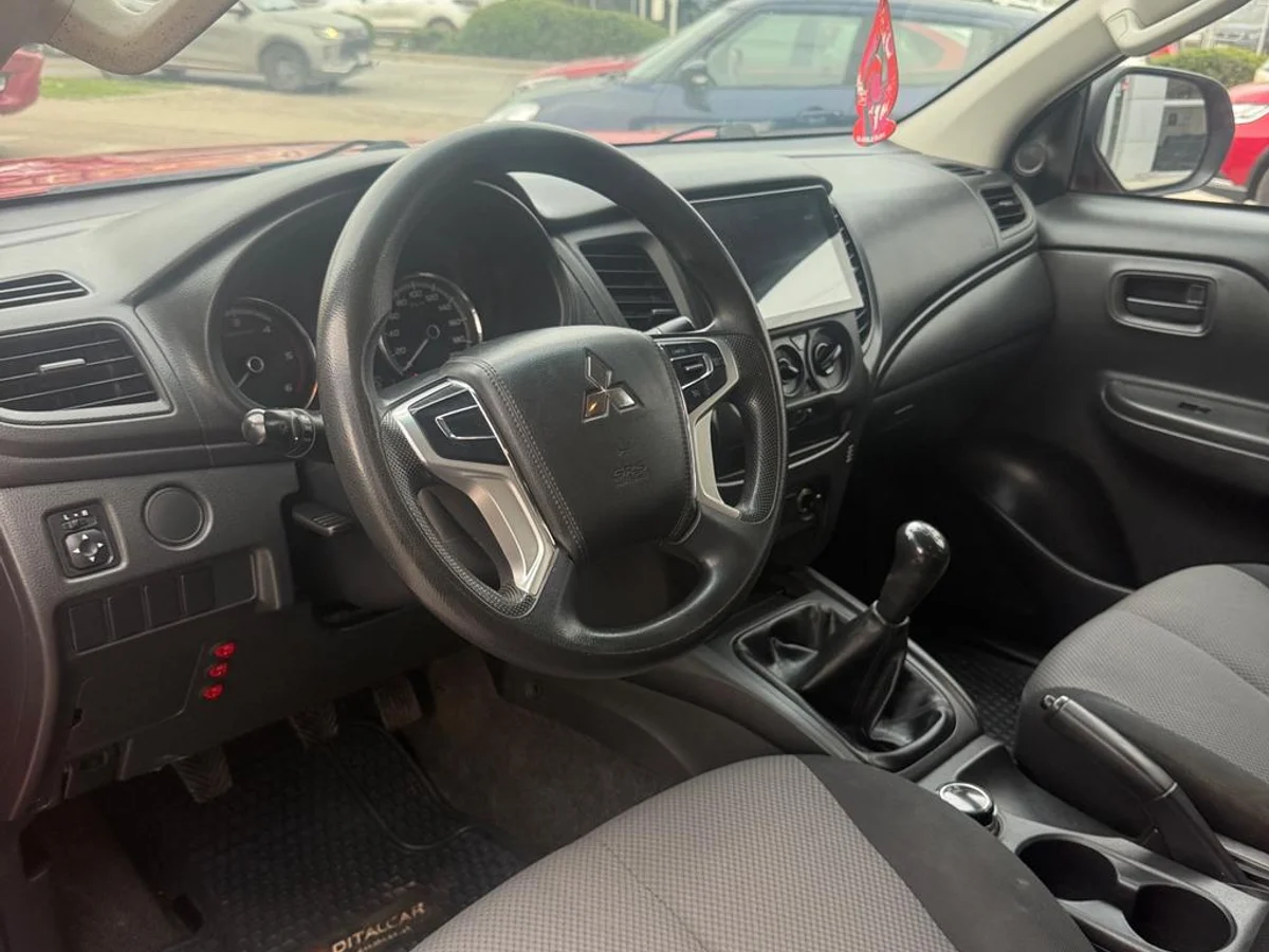 Mitsubishi Katana — foto 7 de 10